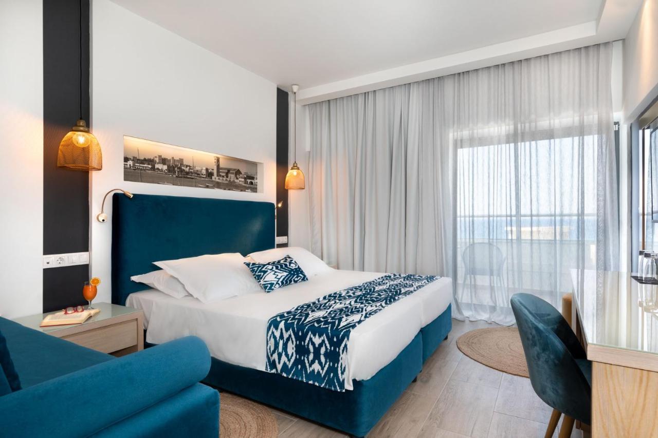 Chambre Double ou Lits Jumeaux Supérieure avec Canapé-Lit et Balcon - Vue sur Mer