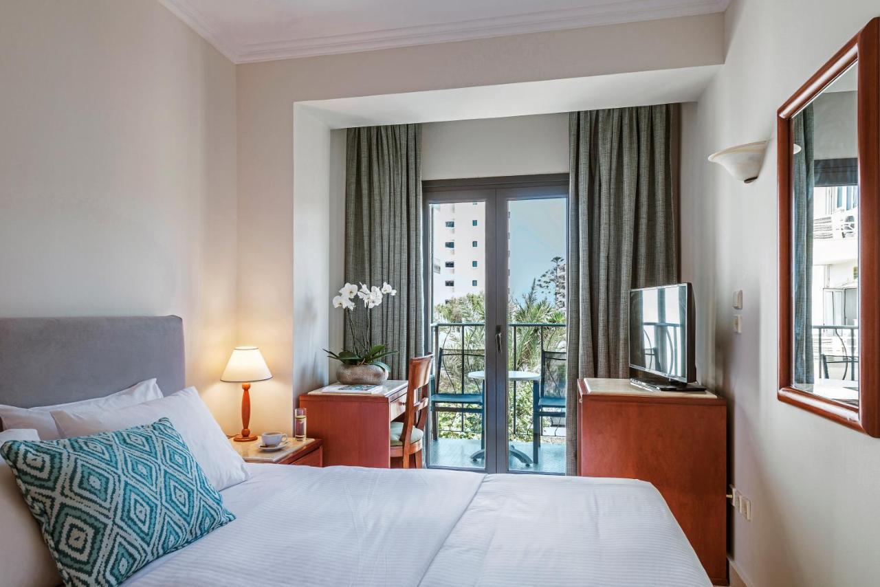 Zweibettzimmer mit einem Balkon und seitlichem Meerblick